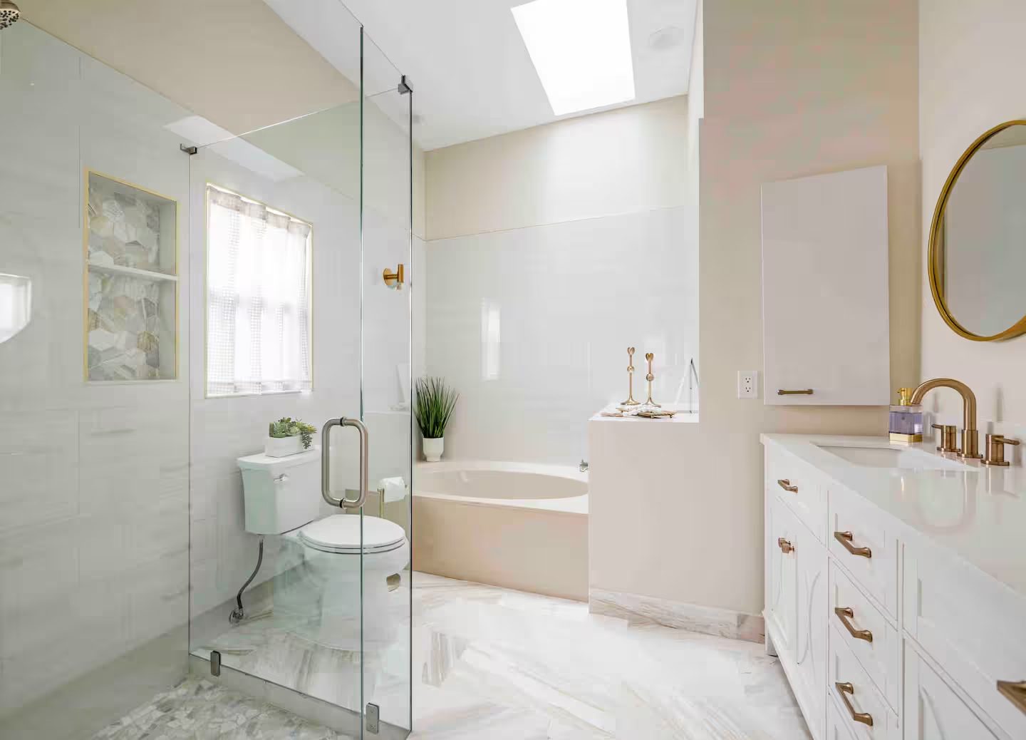 Master bathroom with soaking tub at Mi Casa Sarasota vacation rental