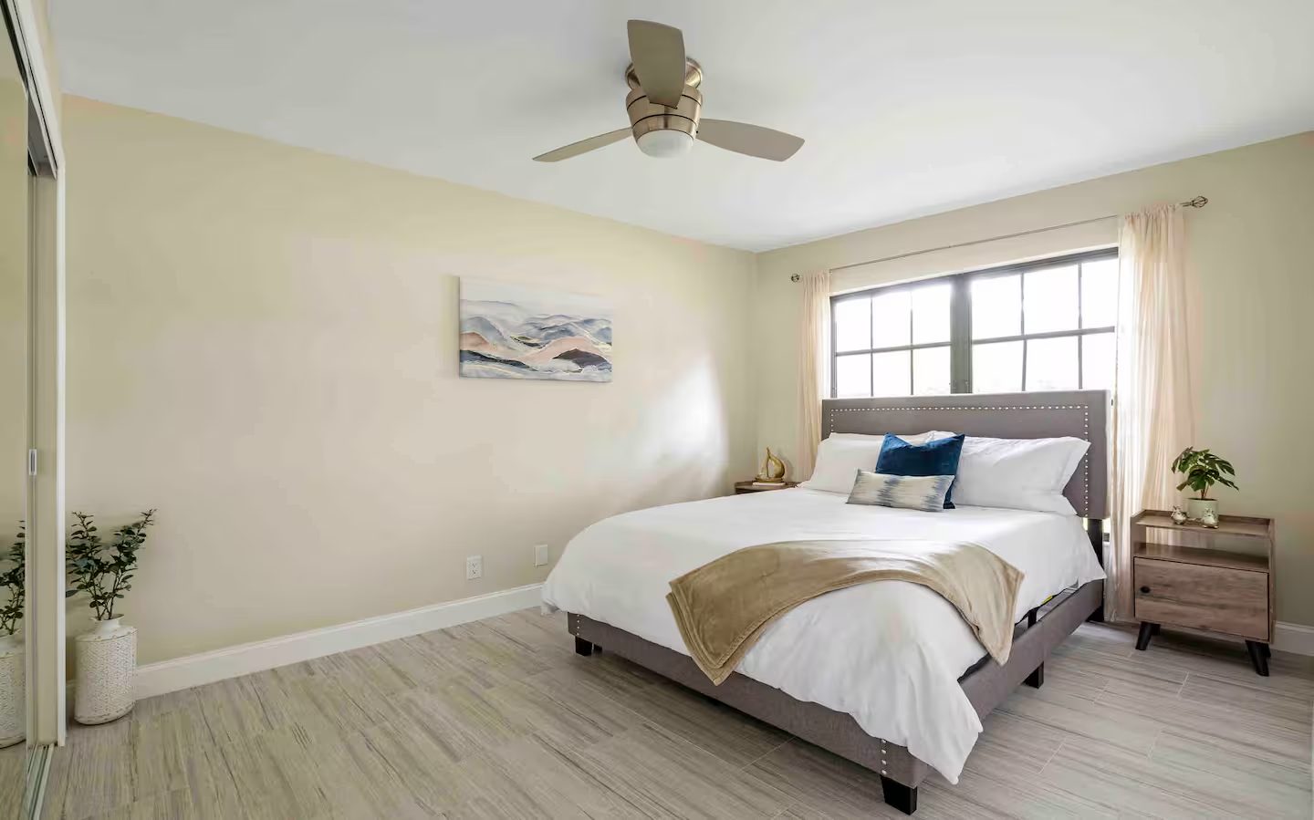 Guest bedroom with queen bed at Mi Casa Sarasota vacation rental Sarasota Florida